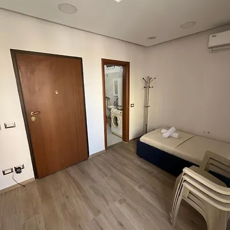 Apartment Ideal Small Two Bed *